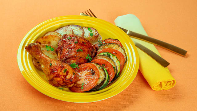 Kyllinglår med squash, aubergine og tomat