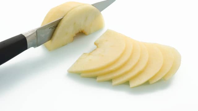 Skjær eplet i tynne skiver.