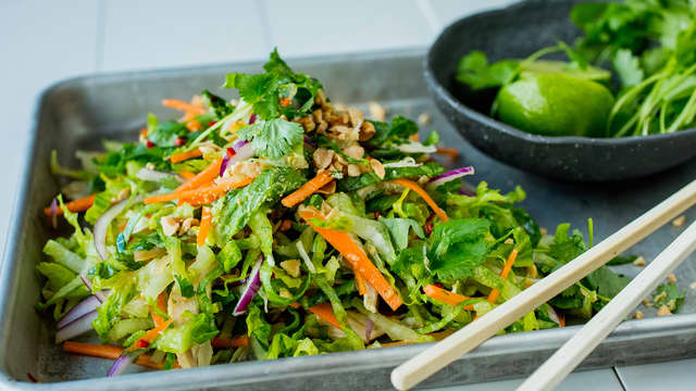 Skrell og finsnitt løken, og finhakk hvitløken. Rens og finhakk chilien.