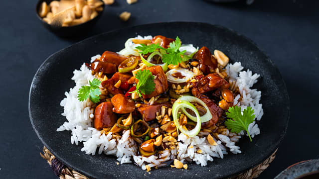 Ha ris i boller og anrett kylling Gong Bao over risen. Smak til med ferskpresset limejuice.