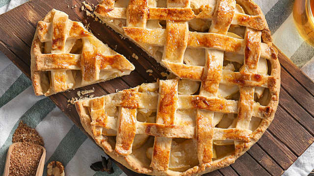 **Stek eplepaien i ovnen på 180 grader til pailokket er gyllent i ca 12-15 minutter.** La den avkjøles til den er lunken og server!