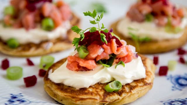 Legg rømme nederst på hver plett, deretter rakfisk- og vårløkrøre.