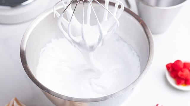 Ha sukkerlaken i en kjøkkenmaskin og pisk luftig i ca 5 minutter med visp.