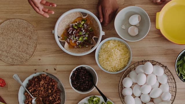 Ha i litt ferdig stekt tacokjøttdeig, finhakket løk, hakket paprika og bønner.