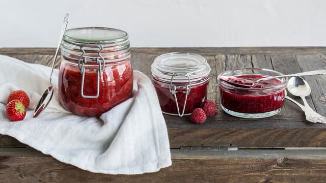 Hell det nykokte syltetøyet over i rene syltetøyglass og skru lokket godt på med en gang. Når innholdet avkjøles, suges lokket fast og det oppstår vakuum.