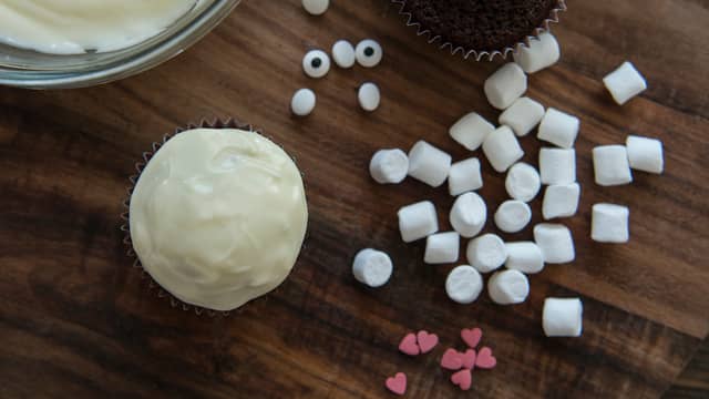 Pynte sau: Smør kremostfrosting på cupcaken.