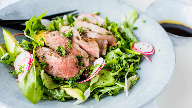 **Lag dressing:** Bland sammen balsamico og olivenolje. Tilsett salt og pepper etter smak.