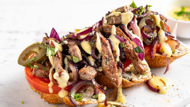 Biff med stekt løk og bearnaise på hvitløksbrød