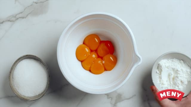 Separer eggene slik at du har eggeplommene i en bolle og eggehvitene i en annen.