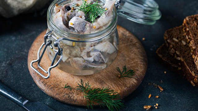 Hell over laken og legg på lokk. Silden bør trekke et døgn i kjøleskap før den spises.