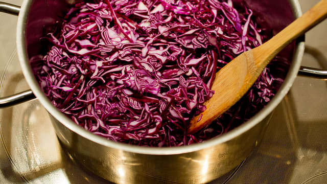 Ha rødkålen i en kjele sammen med solbærsirup, vann og karve.