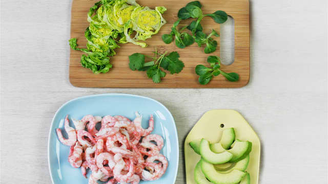 Pill reker, vask og kutt salat, hakk koriander, og skjær avokado i biter.