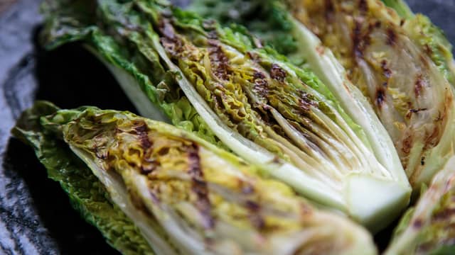 Del hjertesalaten i fire på langs, krydre med salt og pepper og grill noen minutter på middels høy varme.