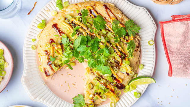 Legg okonomiyakien på en tallerken og ha på ønsket topping. Vi har brukt chilimajones, hoisin saus, vårløk og sesamfrø.