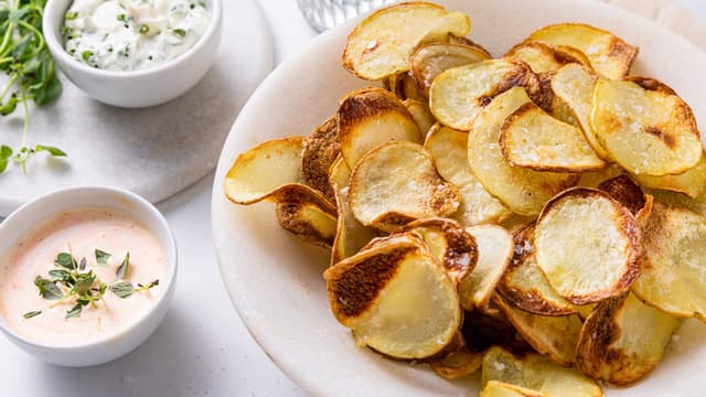 Ta ut chipsen og legg på et tørkepapir. Dryss over salt og server med en god dip.