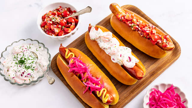 Pølser med tilbehør