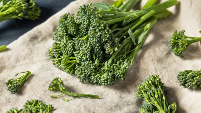 Fordel brokkolinien i en ildfast form, og vend inn litt olivenolje og salt.