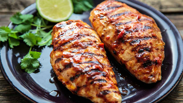 **Steke/grille kylling:** Tørk vekk overflødig marinaden før kyllingen grilles eller stekes. 
Grill kyllingbrystene på medium varme, 4-5 minutter på hver side til de er akkurat gjennomstekt.
Pensle med ekstra chilimarinade eller glaze, sett til side og la kjøttet hvile i 10 minutter før det skjæres i.