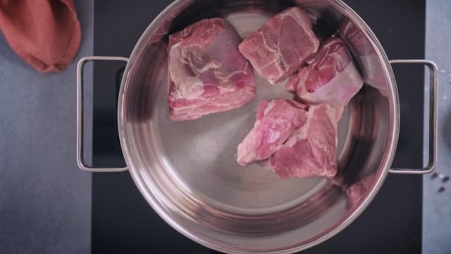 **Sodd:** Ha lammekjøttet i en kjele og dekk det med vann. Ha i salt og muskat og kok opp. La lammekjøttet koke i ca. 2 timer til kjøttet er helt mørt.