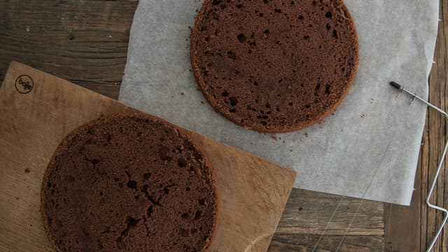 **Bygg kaken:** Del hver kakebunn på midten, slik at du får fire tynne kakebunner.