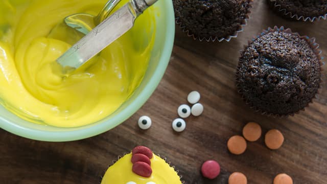 Pynt med nonstop til hanekam og nebb, og bruk ferdigkjøpte kakepynt øyne.