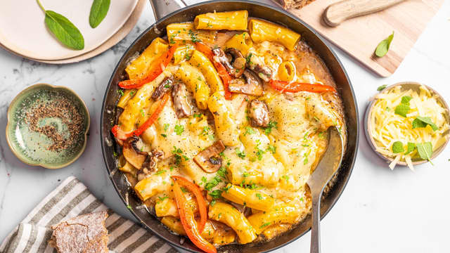 Ha biffstrimler og revet ost i stekepanna og rør inn osten så den smelter. Smak til med salt og pepper, og dryss over finhakket persille.