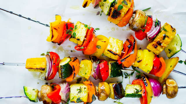 Drypp litt ekstra olje over de ferdiggrillede grønnsakene/frukten, dryss over flaksalt og krydre lett med kvernet pepper.