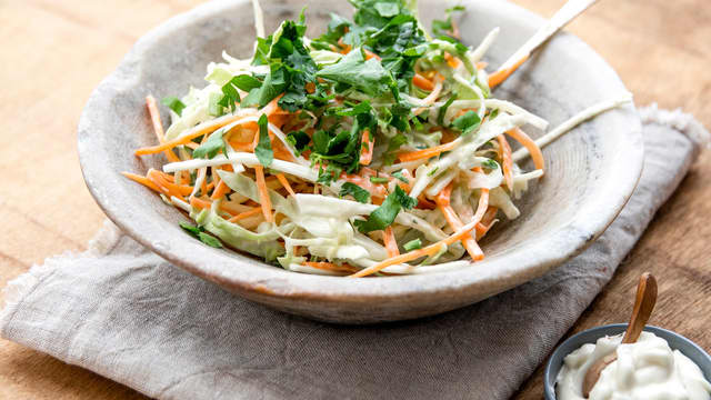 Bland sammen creme fraiche, majones, dijonsennep og vend sammen med grønnsakene. Smak til med salt og pepper.