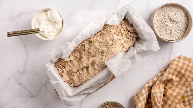Smør en brødform med olje eller dekk den med bakepapir. Form deigen til et brød og legg det i brødformen. Dekk til formen, og la brødet heve i ca. 30 minutter til.