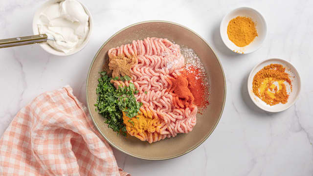 Bland sammen alle ingrediensene i en bolle.