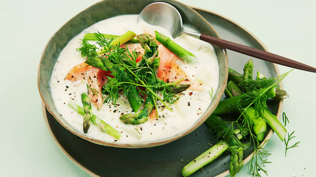 Asparges- og potetsuppe med dill og laks