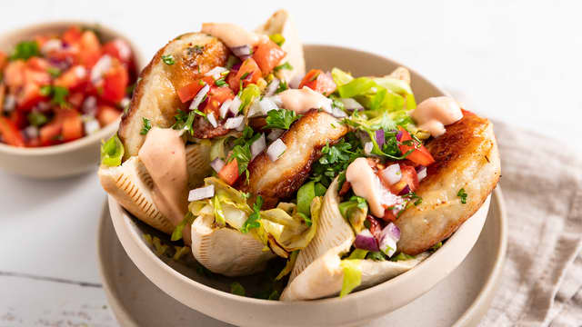 Fiskeburger i pitabrød med sommerkål og chilimajo