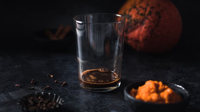 Hell en dobbel espresso i hvert glass. Fyll deretter glassene med melkeblandingen.