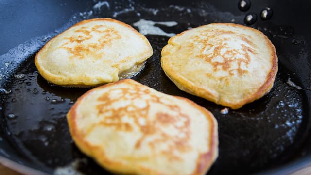 Stek pletter i smør på middels varme. Hver plett kan porsjoneres med en spiseskje.