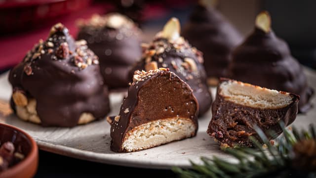 Sett kakene tilbake på brettet og ha dem i kjøleskapet til sjokoladeglasuren har stivnet.