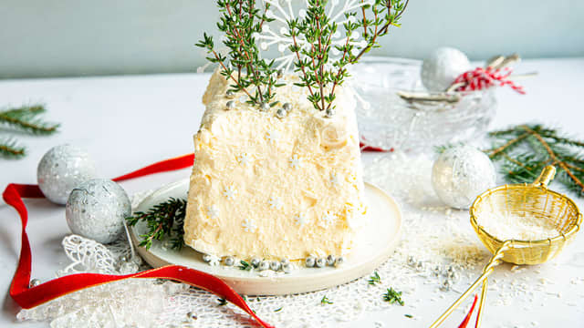 Hell multene over iskaken og topp den med julepynt som nisser, reinsdyr, snømann, julestjerne eller annet. Husk å benytte pynt som tåler litt søl. Server umiddelbart.