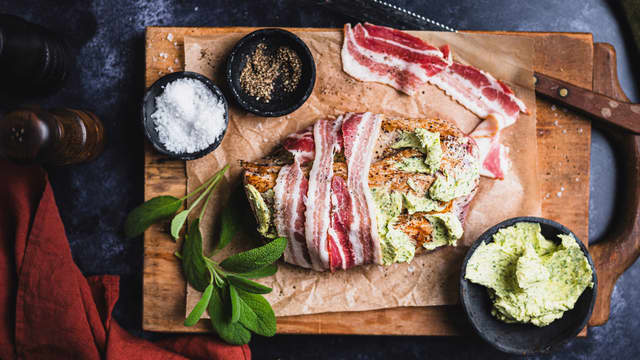 Salte og pepre kalkunfileten. Brun den raskt i litt smør i en stekepanne. Smør kalkunfileten inn med urtesmør, og surr deretter baconskiver rundt.