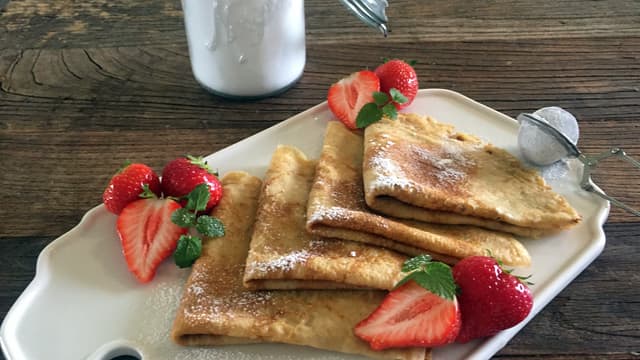 **Stek pannekakene** i litt smør, og server med friske bær og et dryss melis eller lønnesirup.