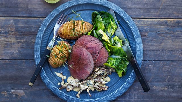 Reinsdyrstek med kantarellsaus