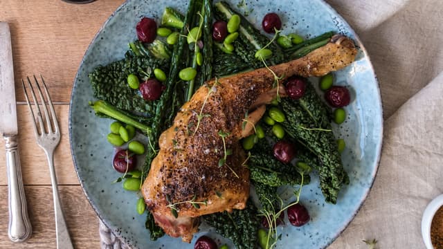 Stek svartkål, edamamebønner og kirsebær i smør til det er varmt. Du bruke frosne grønne erter istedenfor soyabønner.