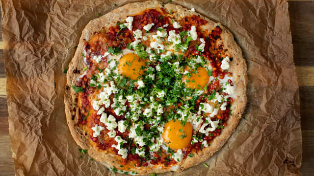 Forhåndsstek én og én bunn på 250 grader til den begynner å bli gyllen. Bruk gjerne pizzastein om du har.