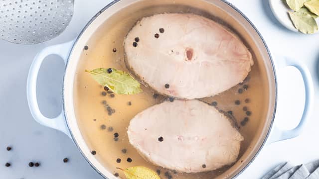 **Skrei:** Kok opp vann og salt i en stor kjele. Tilsett laurbærblad, hel pepper og sitronskiver. Trekk gryten av plata og legg fiskeskivene oppi.