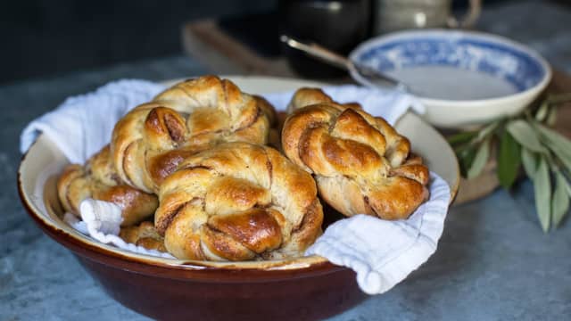La kanelbollene avkjøles på rist, gjerne under et tørt og rent kjøkkenhåndkle.
