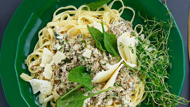 Tagliatelle med valnøttsaus, spinat og timian
