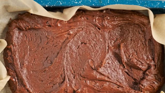 Hell kakerøren over i en stor langpanne, 40 x 30 cm. Langpannen bør være smurt, eller ha et bakeark i bunnen.