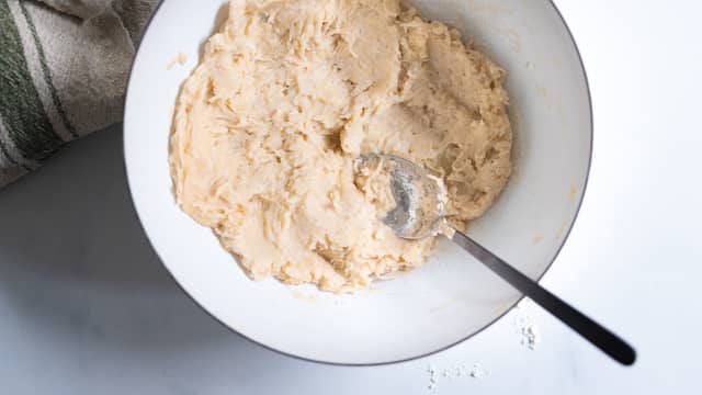 Bland sammen kokte og rå potetene med mel og salt. Begynn gjerne med litt av melet, og tilsett nok mel til blandingen er så fast at du kan forme den til runde baller.