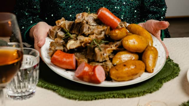 Pinnekjøtt dampet på poteter, kålrabistappe og vossakorv