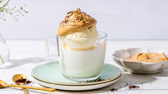 Dalgona-kaffe med vaniljeis