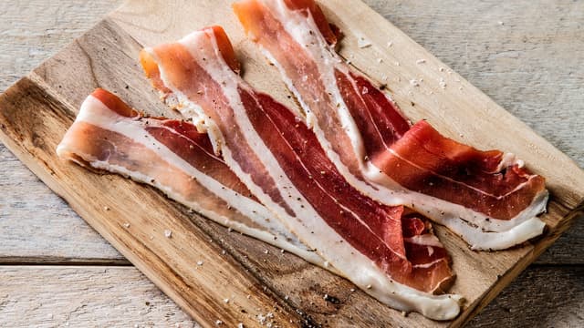 **Bacon:** Stek bacon til det er sprøtt, og legg over på tørkepapir så det får renne av seg.