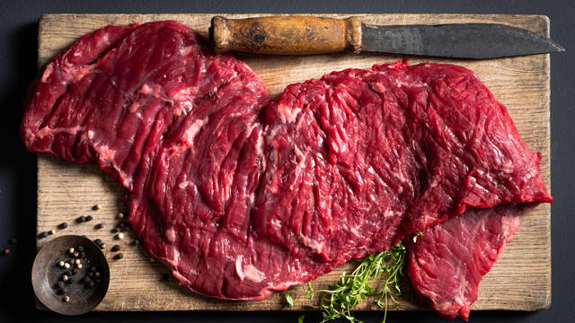 Gni biffen inn med nøytral olje, salt og pepper. Stek i 4-5 minutter på hver side i en varm panne. Avkjøl så kjøttet helt, så det blir lettere å skjære i tynne skiver.